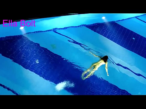 ❤️ Ik kin net ophâlde te sjen, jonge blonde fongen neaken swimmen yn ELLA BOLT resort pool ❤️ Porno by wy