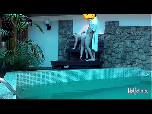 ❤️ Baas noeget faam nei it swimbad, mar koe net wjerstean in hot ❤️ Porno by wy