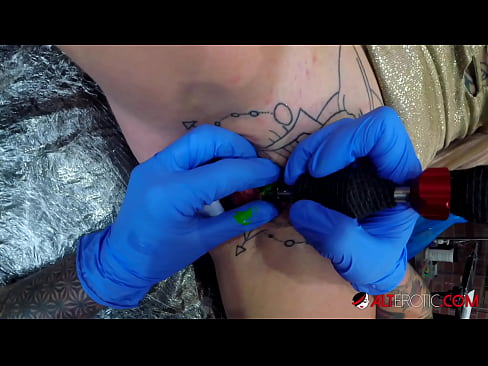 ❤️ Ekstreem tattooed hottie Sully Savage krige in tattoo op har klitoris ❤️ Porno by wy