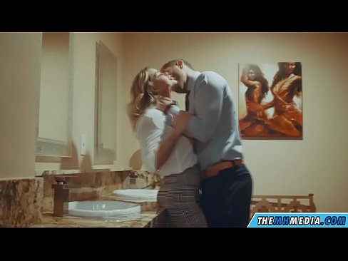 ❤️ As in busty blonde jo ferliedt yn in iepenbier toilet ❤️ Porno by wy